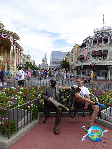 La statua dedicata a Roy Disney